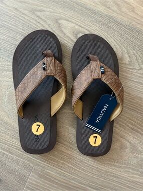 Nautica Men’s/boys Brown Flip Flop Sandals NWT size 7